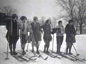 Female skiers circa 1920s/1930s. Photo: Commons