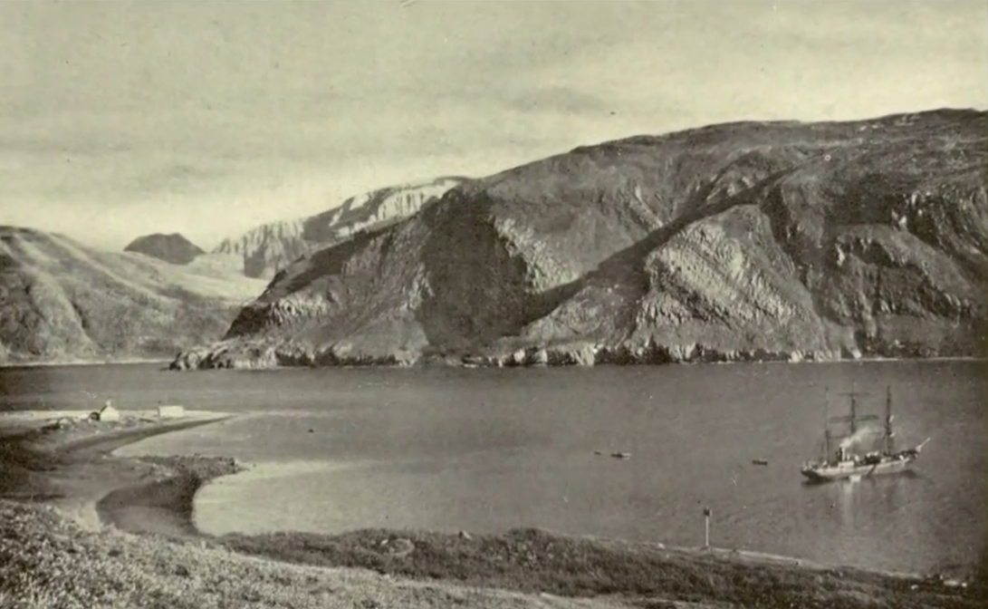 Photo of a sailing ship in a bay
