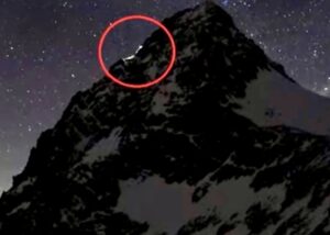 A webcam was recording during the night on Grossglockner. The couple's headlamps are circled in red.