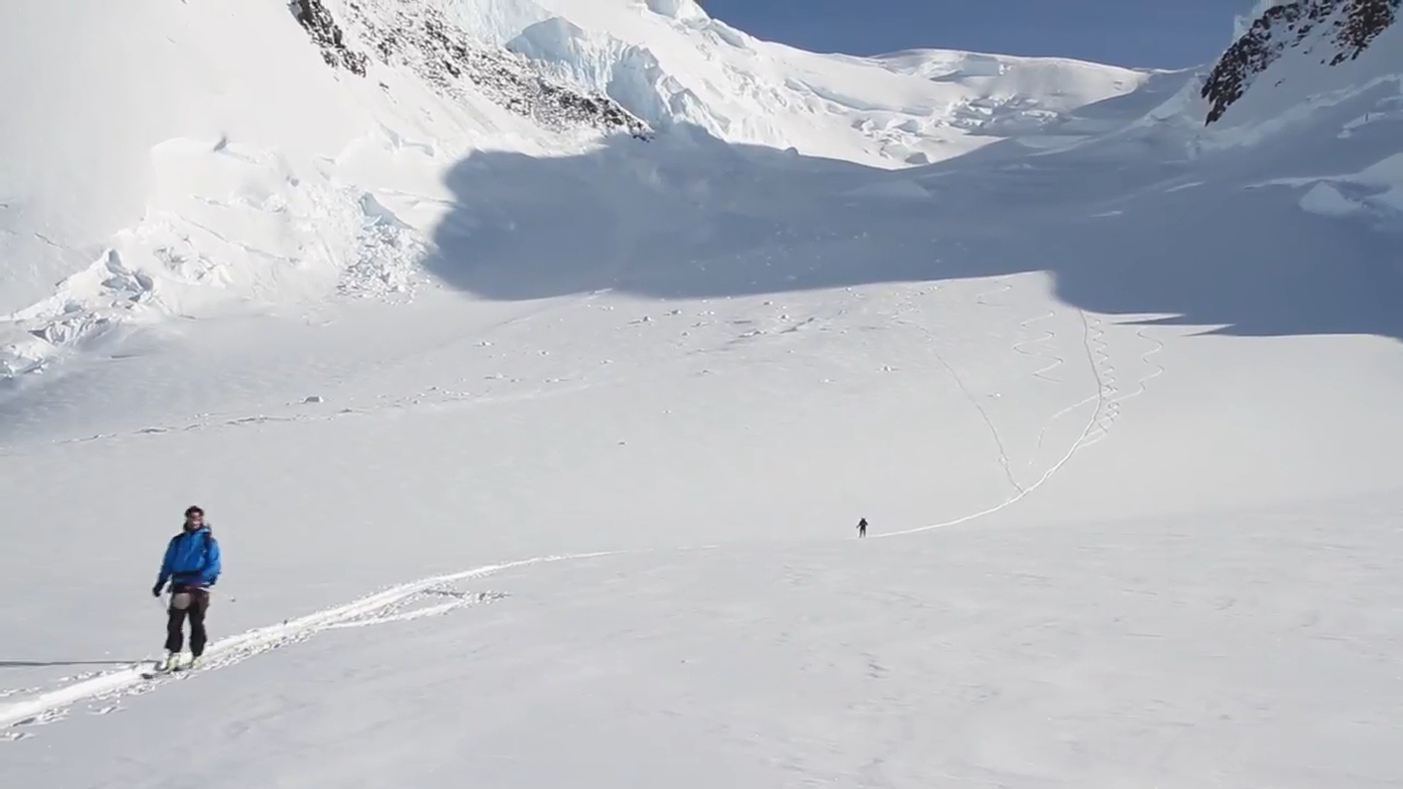 A man skiing down a snowy mountainside