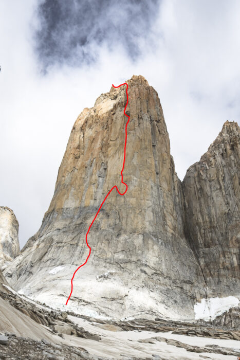 Line of the route marked in read on a picture of Torre Central del Paine. 
